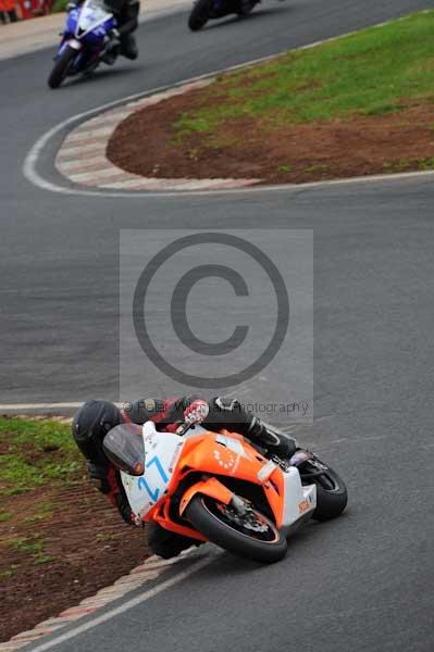 Mallory park Leicestershire;Mallory park photographs;Motorcycle action photographs;event digital images;eventdigitalimages;mallory park;no limits trackday;peter wileman photography;trackday;trackday digital images;trackday photos