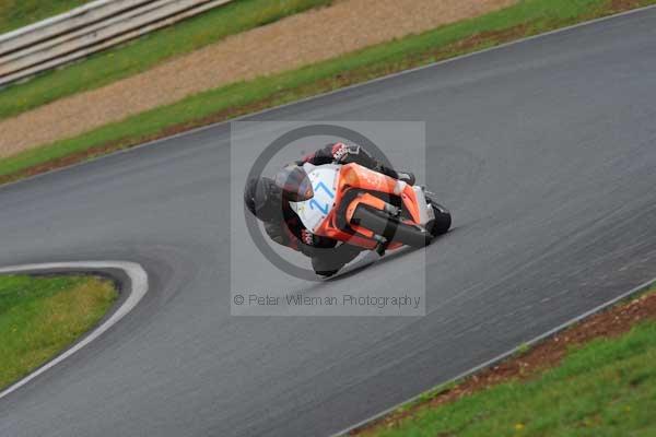 Mallory park Leicestershire;Mallory park photographs;Motorcycle action photographs;event digital images;eventdigitalimages;mallory park;no limits trackday;peter wileman photography;trackday;trackday digital images;trackday photos