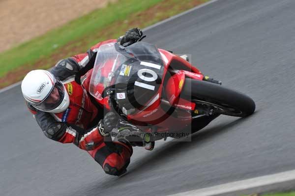 Mallory park Leicestershire;Mallory park photographs;Motorcycle action photographs;event digital images;eventdigitalimages;mallory park;no limits trackday;peter wileman photography;trackday;trackday digital images;trackday photos
