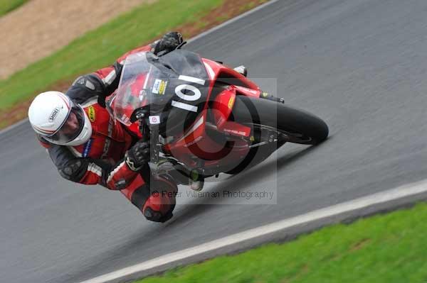 Mallory park Leicestershire;Mallory park photographs;Motorcycle action photographs;event digital images;eventdigitalimages;mallory park;no limits trackday;peter wileman photography;trackday;trackday digital images;trackday photos
