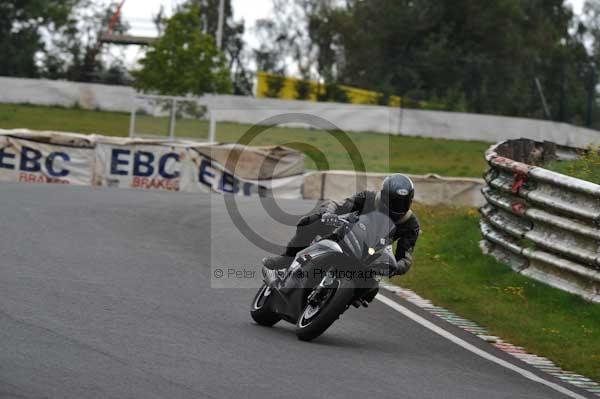 Mallory park Leicestershire;Mallory park photographs;Motorcycle action photographs;event digital images;eventdigitalimages;mallory park;no limits trackday;peter wileman photography;trackday;trackday digital images;trackday photos