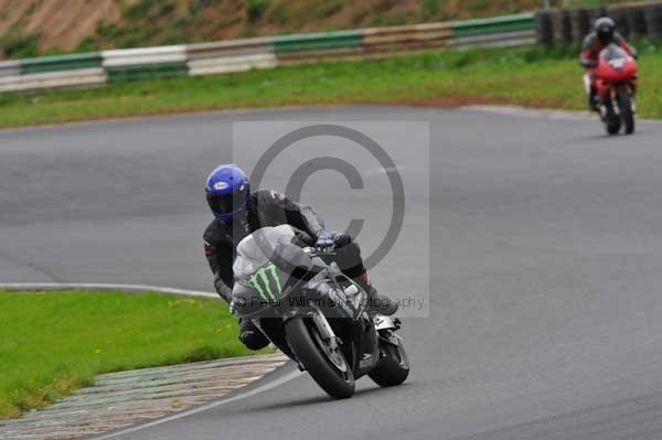 Mallory park Leicestershire;Mallory park photographs;Motorcycle action photographs;event digital images;eventdigitalimages;mallory park;no limits trackday;peter wileman photography;trackday;trackday digital images;trackday photos