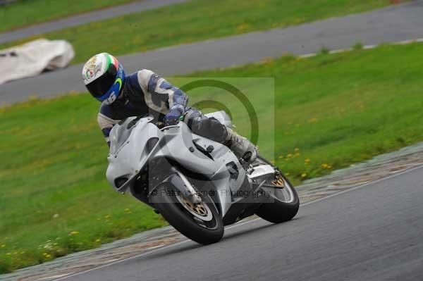 Mallory park Leicestershire;Mallory park photographs;Motorcycle action photographs;event digital images;eventdigitalimages;mallory park;no limits trackday;peter wileman photography;trackday;trackday digital images;trackday photos