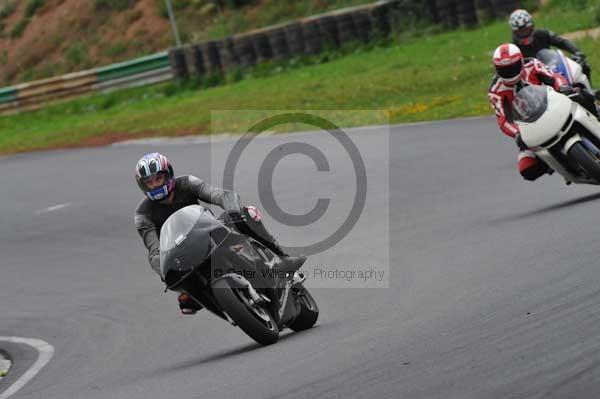 Mallory park Leicestershire;Mallory park photographs;Motorcycle action photographs;event digital images;eventdigitalimages;mallory park;no limits trackday;peter wileman photography;trackday;trackday digital images;trackday photos
