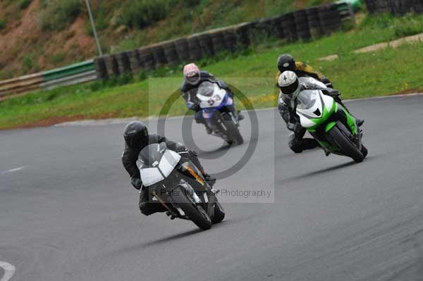 Mallory park Leicestershire;Mallory park photographs;Motorcycle action photographs;event digital images;eventdigitalimages;mallory park;no limits trackday;peter wileman photography;trackday;trackday digital images;trackday photos