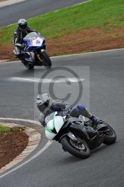 Mallory park Leicestershire;Mallory park photographs;Motorcycle action photographs;event digital images;eventdigitalimages;mallory park;no limits trackday;peter wileman photography;trackday;trackday digital images;trackday photos