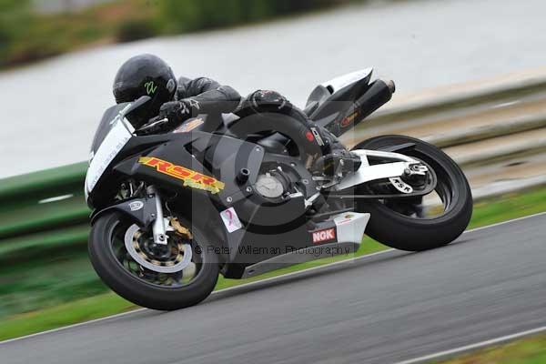 Mallory park Leicestershire;Mallory park photographs;Motorcycle action photographs;event digital images;eventdigitalimages;mallory park;no limits trackday;peter wileman photography;trackday;trackday digital images;trackday photos