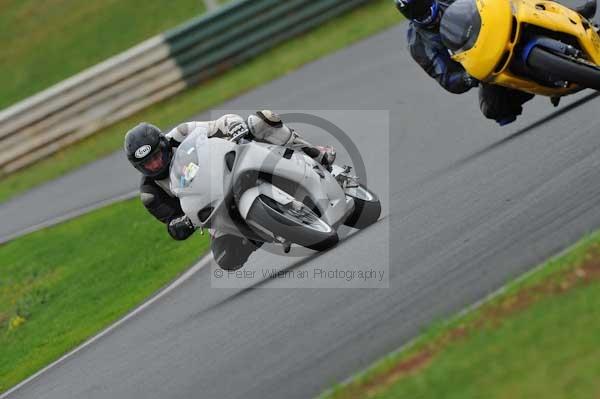 Mallory park Leicestershire;Mallory park photographs;Motorcycle action photographs;event digital images;eventdigitalimages;mallory park;no limits trackday;peter wileman photography;trackday;trackday digital images;trackday photos