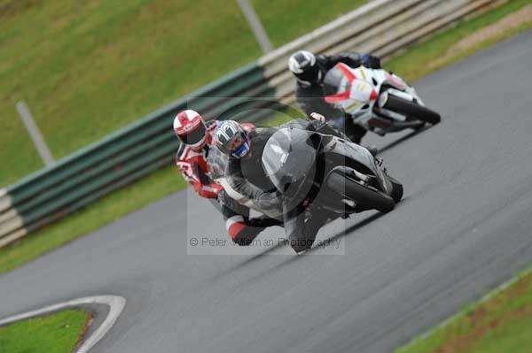 Mallory park Leicestershire;Mallory park photographs;Motorcycle action photographs;event digital images;eventdigitalimages;mallory park;no limits trackday;peter wileman photography;trackday;trackday digital images;trackday photos