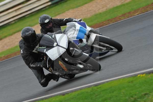 Mallory park Leicestershire;Mallory park photographs;Motorcycle action photographs;event digital images;eventdigitalimages;mallory park;no limits trackday;peter wileman photography;trackday;trackday digital images;trackday photos