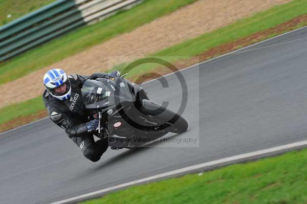 Mallory park Leicestershire;Mallory park photographs;Motorcycle action photographs;event digital images;eventdigitalimages;mallory park;no limits trackday;peter wileman photography;trackday;trackday digital images;trackday photos