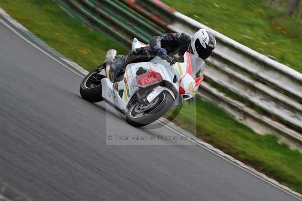 Mallory park Leicestershire;Mallory park photographs;Motorcycle action photographs;event digital images;eventdigitalimages;mallory park;no limits trackday;peter wileman photography;trackday;trackday digital images;trackday photos