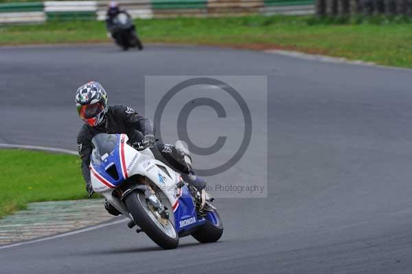 Mallory park Leicestershire;Mallory park photographs;Motorcycle action photographs;event digital images;eventdigitalimages;mallory park;no limits trackday;peter wileman photography;trackday;trackday digital images;trackday photos