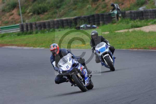 Mallory park Leicestershire;Mallory park photographs;Motorcycle action photographs;event digital images;eventdigitalimages;mallory park;no limits trackday;peter wileman photography;trackday;trackday digital images;trackday photos