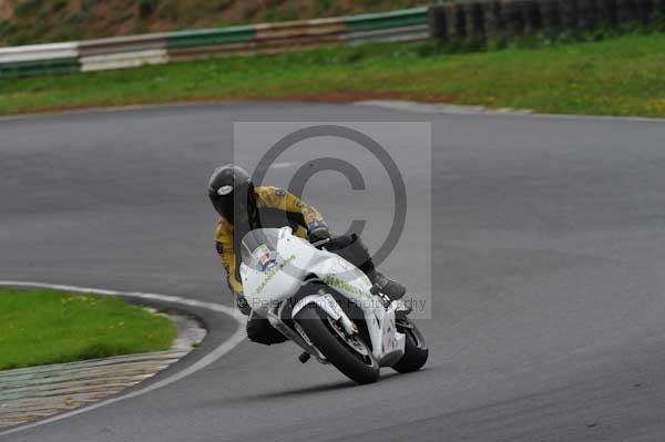 Mallory park Leicestershire;Mallory park photographs;Motorcycle action photographs;event digital images;eventdigitalimages;mallory park;no limits trackday;peter wileman photography;trackday;trackday digital images;trackday photos