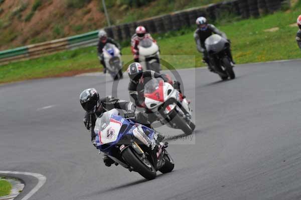 Mallory park Leicestershire;Mallory park photographs;Motorcycle action photographs;event digital images;eventdigitalimages;mallory park;no limits trackday;peter wileman photography;trackday;trackday digital images;trackday photos