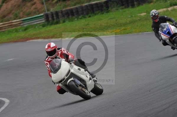 Mallory park Leicestershire;Mallory park photographs;Motorcycle action photographs;event digital images;eventdigitalimages;mallory park;no limits trackday;peter wileman photography;trackday;trackday digital images;trackday photos