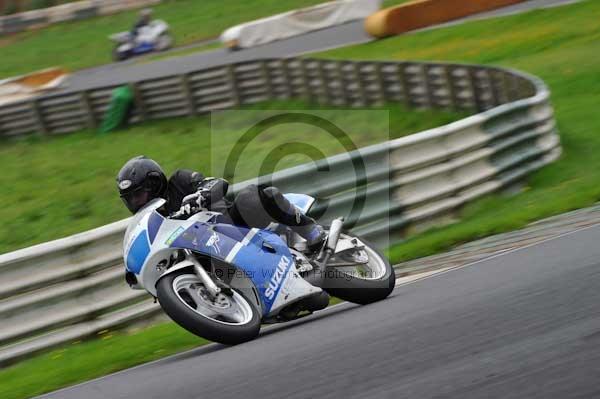 Mallory park Leicestershire;Mallory park photographs;Motorcycle action photographs;event digital images;eventdigitalimages;mallory park;no limits trackday;peter wileman photography;trackday;trackday digital images;trackday photos