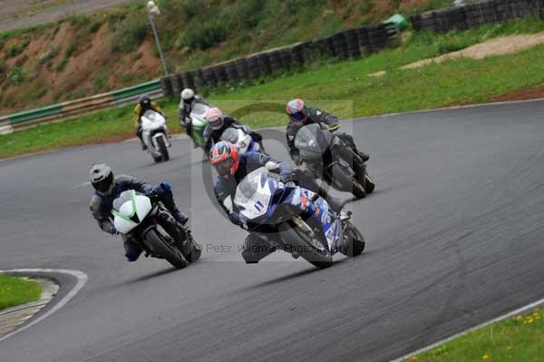 Mallory park Leicestershire;Mallory park photographs;Motorcycle action photographs;event digital images;eventdigitalimages;mallory park;no limits trackday;peter wileman photography;trackday;trackday digital images;trackday photos
