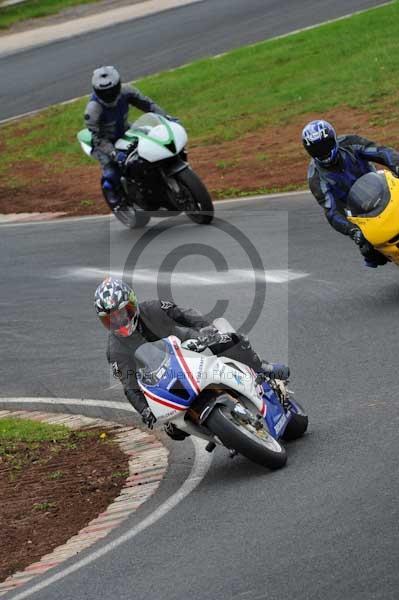 Mallory park Leicestershire;Mallory park photographs;Motorcycle action photographs;event digital images;eventdigitalimages;mallory park;no limits trackday;peter wileman photography;trackday;trackday digital images;trackday photos