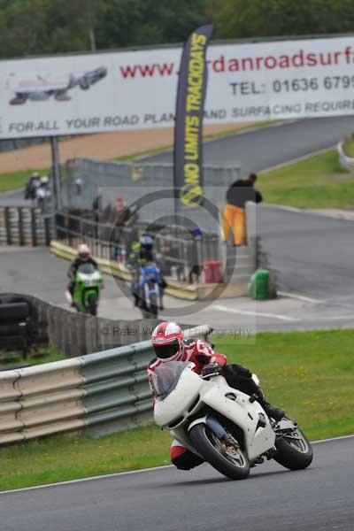 Mallory park Leicestershire;Mallory park photographs;Motorcycle action photographs;event digital images;eventdigitalimages;mallory park;no limits trackday;peter wileman photography;trackday;trackday digital images;trackday photos