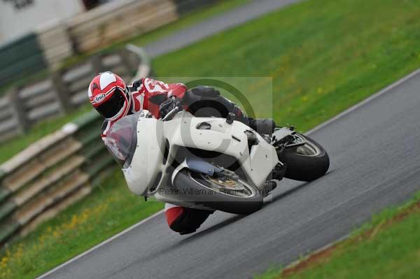 Mallory park Leicestershire;Mallory park photographs;Motorcycle action photographs;event digital images;eventdigitalimages;mallory park;no limits trackday;peter wileman photography;trackday;trackday digital images;trackday photos