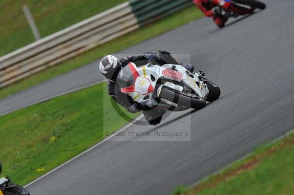 Mallory park Leicestershire;Mallory park photographs;Motorcycle action photographs;event digital images;eventdigitalimages;mallory park;no limits trackday;peter wileman photography;trackday;trackday digital images;trackday photos