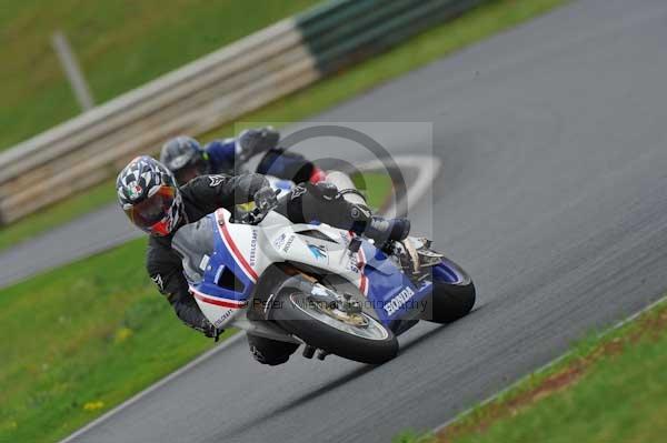 Mallory park Leicestershire;Mallory park photographs;Motorcycle action photographs;event digital images;eventdigitalimages;mallory park;no limits trackday;peter wileman photography;trackday;trackday digital images;trackday photos