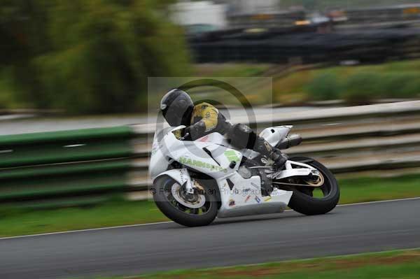 Mallory park Leicestershire;Mallory park photographs;Motorcycle action photographs;event digital images;eventdigitalimages;mallory park;no limits trackday;peter wileman photography;trackday;trackday digital images;trackday photos