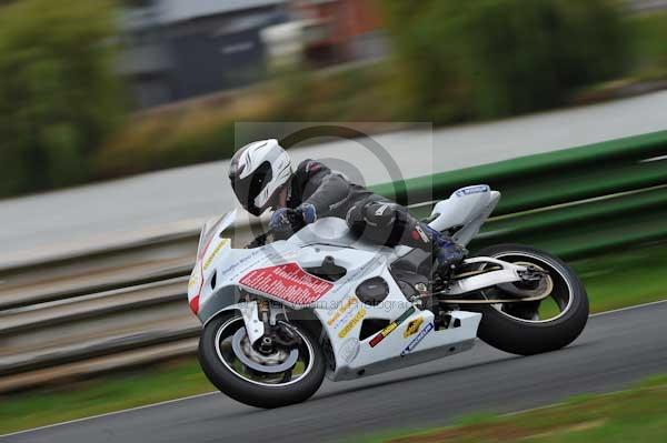 Mallory park Leicestershire;Mallory park photographs;Motorcycle action photographs;event digital images;eventdigitalimages;mallory park;no limits trackday;peter wileman photography;trackday;trackday digital images;trackday photos