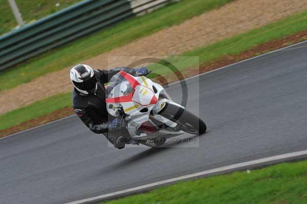 Mallory park Leicestershire;Mallory park photographs;Motorcycle action photographs;event digital images;eventdigitalimages;mallory park;no limits trackday;peter wileman photography;trackday;trackday digital images;trackday photos