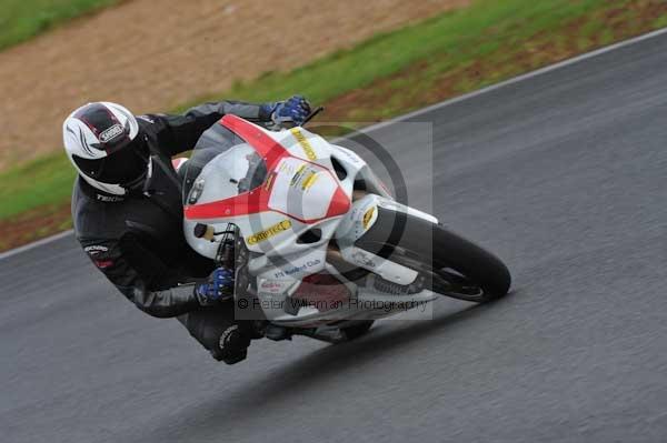 Mallory park Leicestershire;Mallory park photographs;Motorcycle action photographs;event digital images;eventdigitalimages;mallory park;no limits trackday;peter wileman photography;trackday;trackday digital images;trackday photos