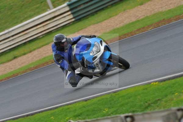 Mallory park Leicestershire;Mallory park photographs;Motorcycle action photographs;event digital images;eventdigitalimages;mallory park;no limits trackday;peter wileman photography;trackday;trackday digital images;trackday photos