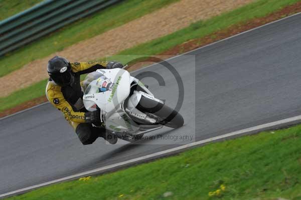Mallory park Leicestershire;Mallory park photographs;Motorcycle action photographs;event digital images;eventdigitalimages;mallory park;no limits trackday;peter wileman photography;trackday;trackday digital images;trackday photos