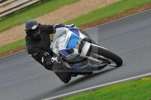 Mallory park Leicestershire;Mallory park photographs;Motorcycle action photographs;event digital images;eventdigitalimages;mallory park;no limits trackday;peter wileman photography;trackday;trackday digital images;trackday photos