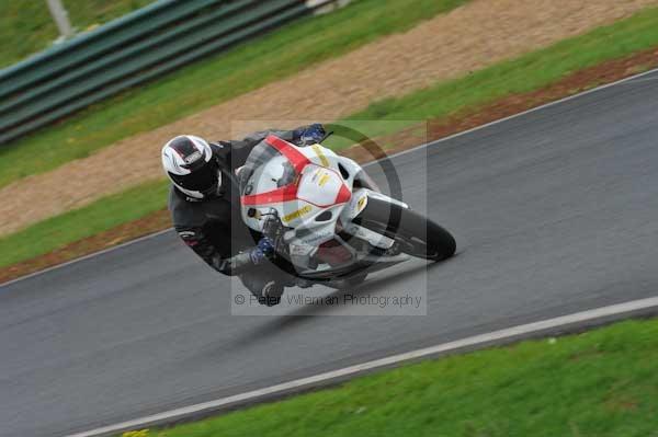 Mallory park Leicestershire;Mallory park photographs;Motorcycle action photographs;event digital images;eventdigitalimages;mallory park;no limits trackday;peter wileman photography;trackday;trackday digital images;trackday photos