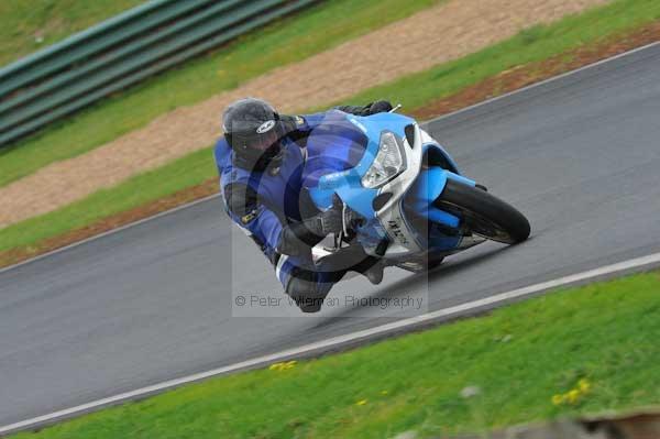 Mallory park Leicestershire;Mallory park photographs;Motorcycle action photographs;event digital images;eventdigitalimages;mallory park;no limits trackday;peter wileman photography;trackday;trackday digital images;trackday photos