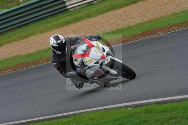 Mallory park Leicestershire;Mallory park photographs;Motorcycle action photographs;event digital images;eventdigitalimages;mallory park;no limits trackday;peter wileman photography;trackday;trackday digital images;trackday photos