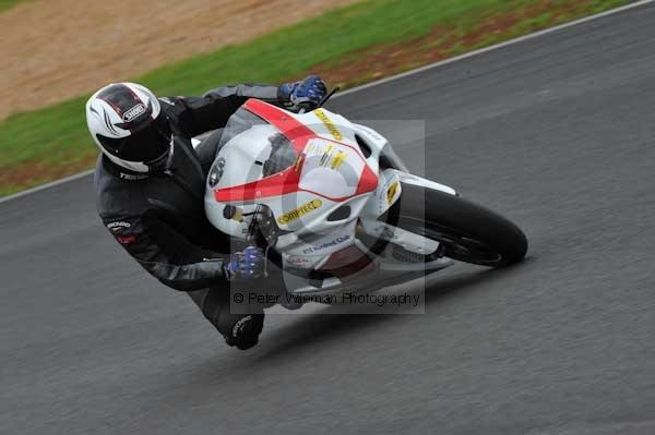 Mallory park Leicestershire;Mallory park photographs;Motorcycle action photographs;event digital images;eventdigitalimages;mallory park;no limits trackday;peter wileman photography;trackday;trackday digital images;trackday photos