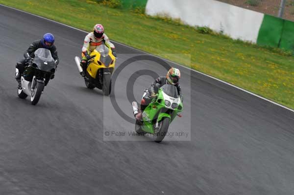 Mallory park Leicestershire;Mallory park photographs;Motorcycle action photographs;event digital images;eventdigitalimages;mallory park;no limits trackday;peter wileman photography;trackday;trackday digital images;trackday photos