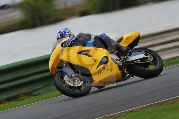 Mallory park Leicestershire;Mallory park photographs;Motorcycle action photographs;event digital images;eventdigitalimages;mallory park;no limits trackday;peter wileman photography;trackday;trackday digital images;trackday photos