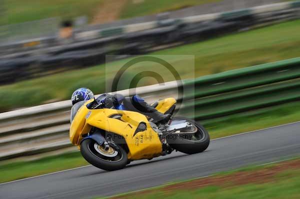 Mallory park Leicestershire;Mallory park photographs;Motorcycle action photographs;event digital images;eventdigitalimages;mallory park;no limits trackday;peter wileman photography;trackday;trackday digital images;trackday photos