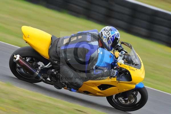 Mallory park Leicestershire;Mallory park photographs;Motorcycle action photographs;event digital images;eventdigitalimages;mallory park;no limits trackday;peter wileman photography;trackday;trackday digital images;trackday photos