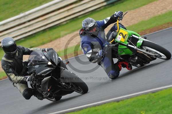 Mallory park Leicestershire;Mallory park photographs;Motorcycle action photographs;event digital images;eventdigitalimages;mallory park;no limits trackday;peter wileman photography;trackday;trackday digital images;trackday photos