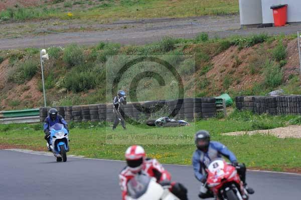 Mallory park Leicestershire;Mallory park photographs;Motorcycle action photographs;event digital images;eventdigitalimages;mallory park;no limits trackday;peter wileman photography;trackday;trackday digital images;trackday photos