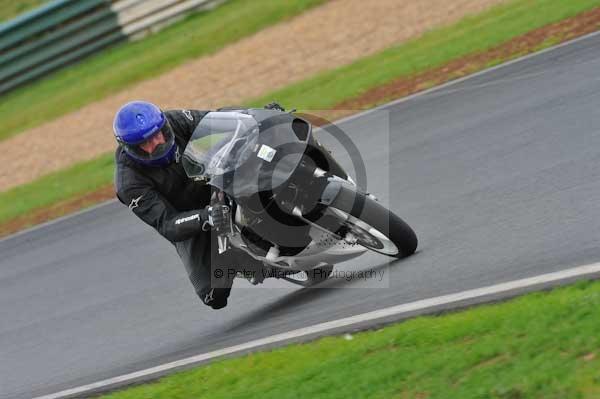Mallory park Leicestershire;Mallory park photographs;Motorcycle action photographs;event digital images;eventdigitalimages;mallory park;no limits trackday;peter wileman photography;trackday;trackday digital images;trackday photos