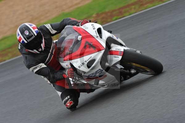 Mallory park Leicestershire;Mallory park photographs;Motorcycle action photographs;event digital images;eventdigitalimages;mallory park;no limits trackday;peter wileman photography;trackday;trackday digital images;trackday photos