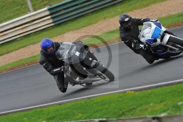 Mallory park Leicestershire;Mallory park photographs;Motorcycle action photographs;event digital images;eventdigitalimages;mallory park;no limits trackday;peter wileman photography;trackday;trackday digital images;trackday photos