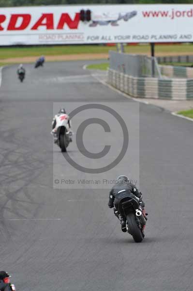 Mallory park Leicestershire;Mallory park photographs;Motorcycle action photographs;event digital images;eventdigitalimages;mallory park;no limits trackday;peter wileman photography;trackday;trackday digital images;trackday photos