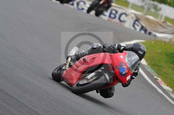 Mallory park Leicestershire;Mallory park photographs;Motorcycle action photographs;event digital images;eventdigitalimages;mallory park;no limits trackday;peter wileman photography;trackday;trackday digital images;trackday photos